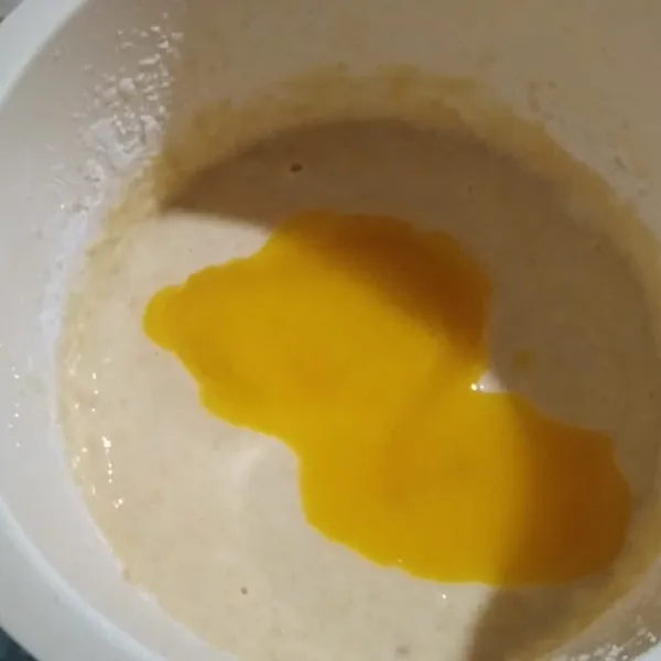 Masukkan margarin cair, ratakan dengan spatula. Tutup adonan dengan kain, diamkan 45 menit - 1 jam.