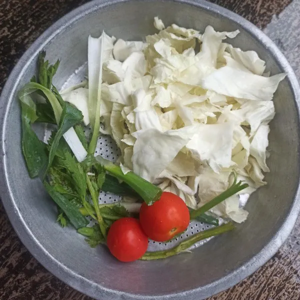 Potong-potong kubis, cuci bersih tomat, daun bawang, dan daun seledri.