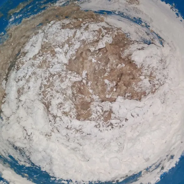 Tambahkan tepung tapioka bertahap.