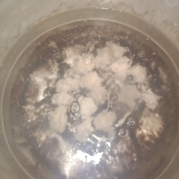 Ambil sedikit adonan ikan dan letakkan di air, tunggu sampai pentol tekwan ikan naik ke atas.