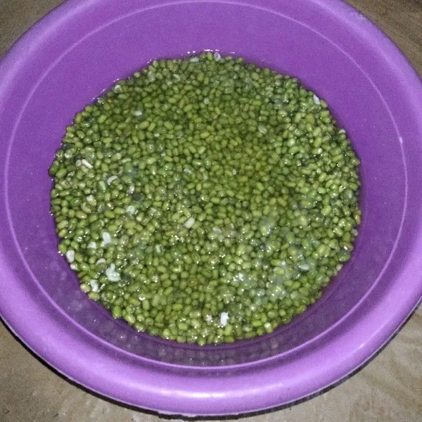 Cuci bersih kacang hijau, lalu rendam dengan 1,5 liter air selama 7 jam agar empuk.