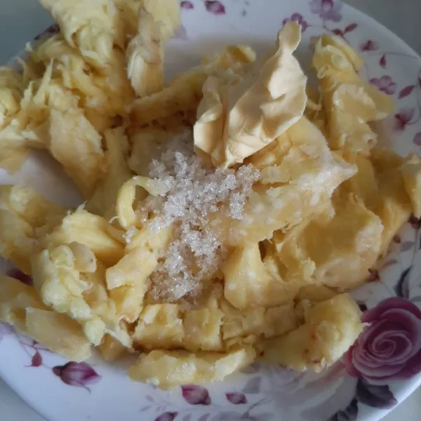 Haluskan, lalu tambahkan dengan margarin dan gula pasir. Aduk rata.