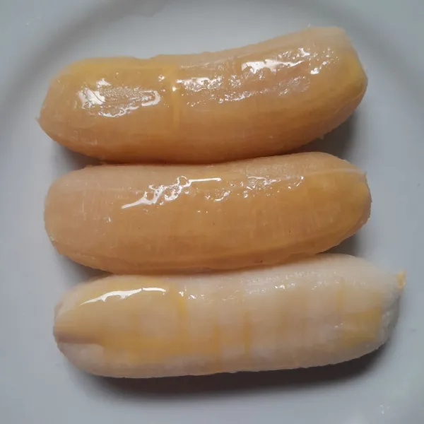 Kupas pisang letakkan pisang ke dalam piring lalu olesi dengan margarin.