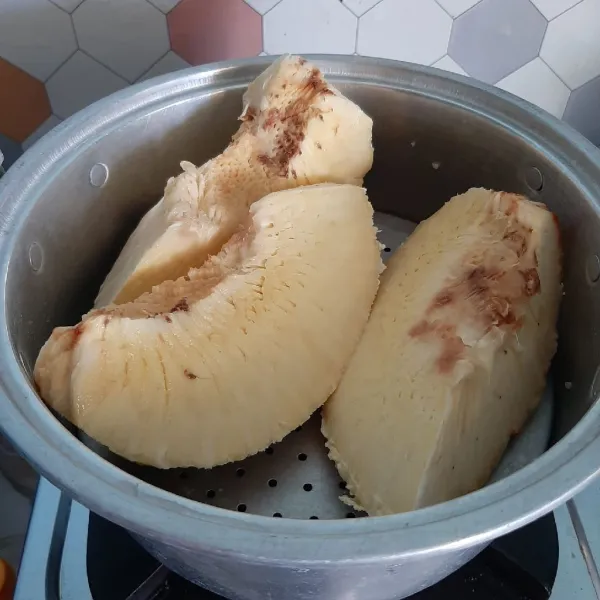 Kupas lalu kukus buah sukun.