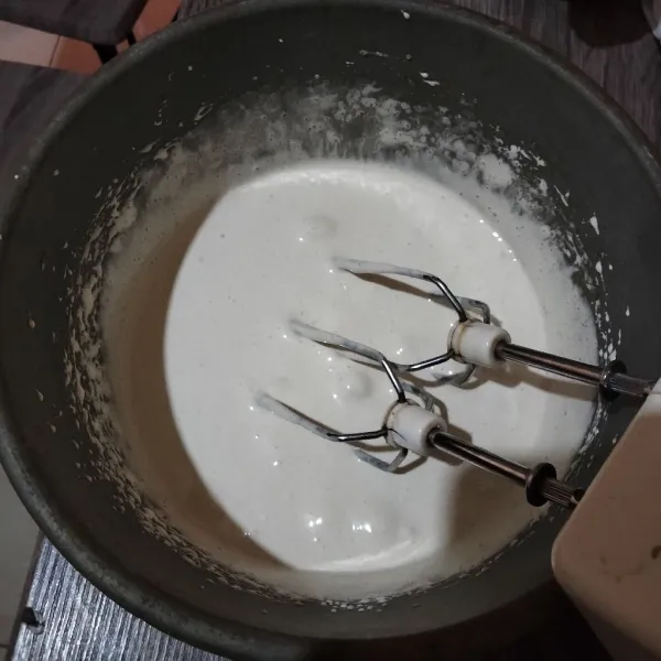 Gunakan kecepatan tinggi, mixer telur, gula dan sp hingga putih, mengental dan berjejak.