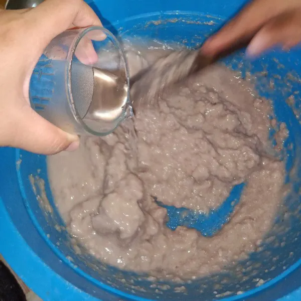 Tambahkan 3 gelas air secara bertahap.