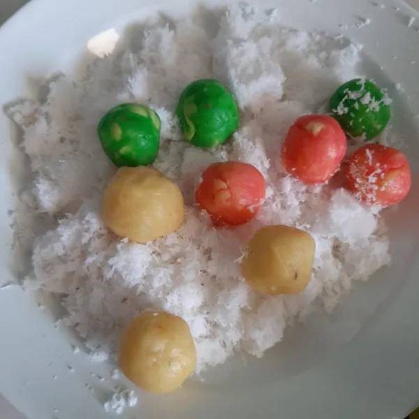 Bulatkan adonan getuk. Lalu gulingkan di kelapa parut.