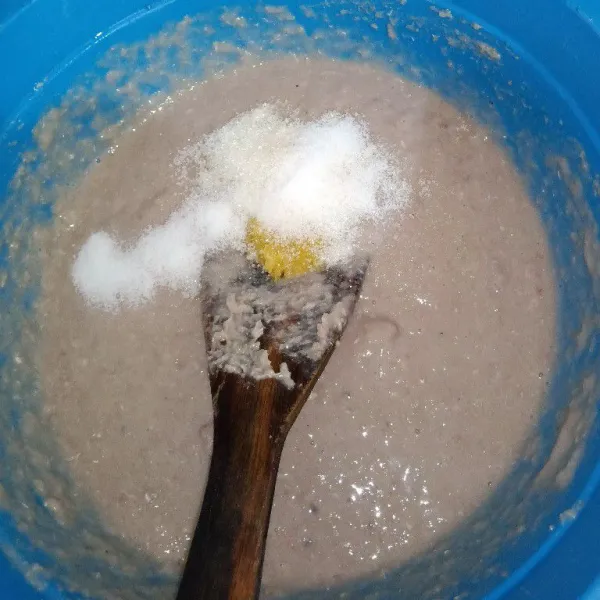 Tambahkan gula, garam, penyedap dan micin, dan putih telur, aduk rata.