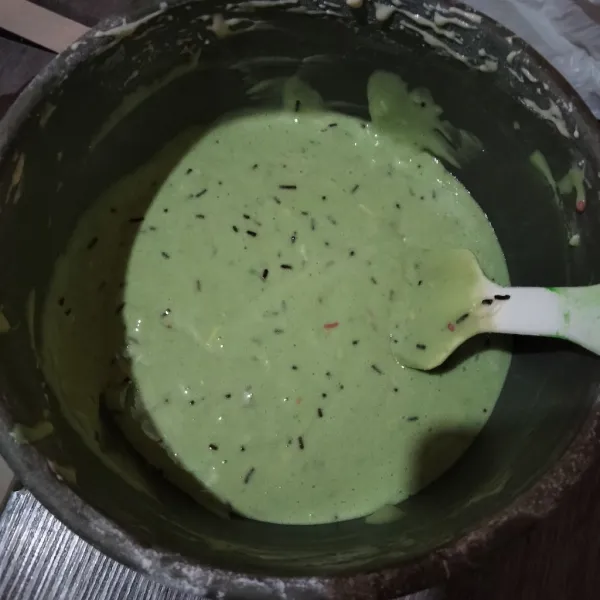 Masukkan pasta pandan, santan dan meises. Aduk rata menggunakan spatula.