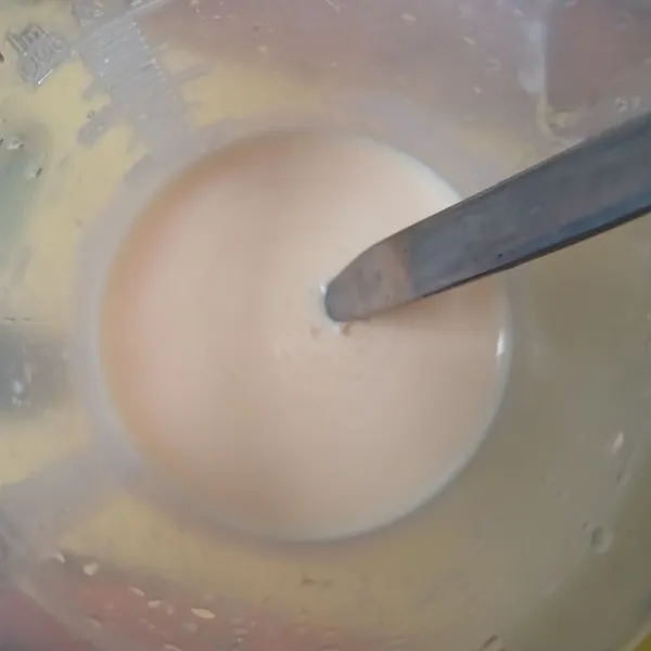 Campur susu cair, telur, gula pasir dan vanilla, kocok sampai gula larut.