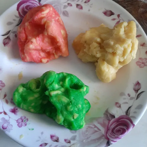 Bagi adonan menjadi 3 bagian. Beri pewarna merah dan hijau.