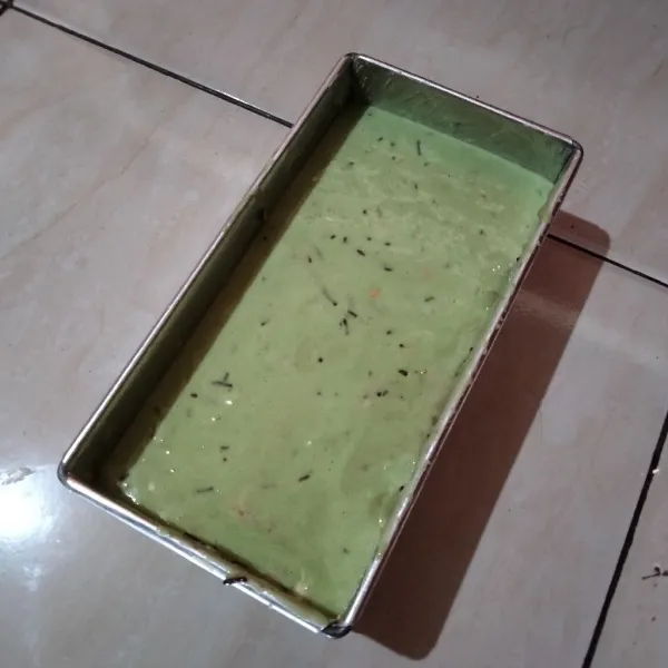 Olesi cetakan dengan margarin lalu tuang adonan ke cetakan.