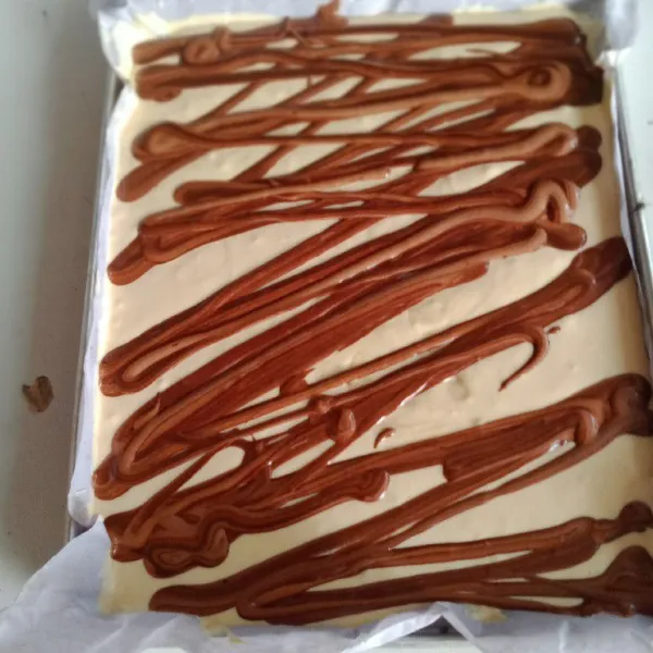 Hias bolu gulung dengan cara bikin garis diagonal lalu tarik berlawanan dengan tusuk gigi.