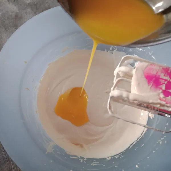 Masukkan susu kental manis, margarin, dan butter, aduk balik dengan spatula hingga rata. Ambil 1 sdm adonan dan tambahkan pewarna coklat, aduk rata kemudian masukkan pipping bag.