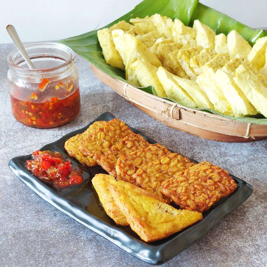 Daftar bahan tahu putih bumbu kuning di meja dapur