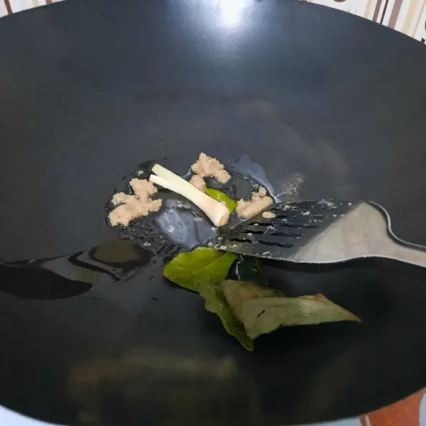 Tumis bawang putih halus, daun salam, daun jeruk dan sereh. masak hingga harum.