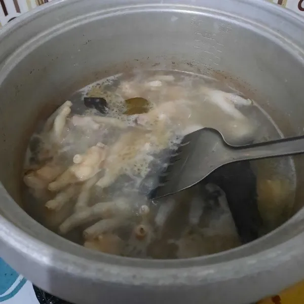 Rebus ceker ayam sampai empuk masukkan daun salam dan daun jeruk agar tidak amis.