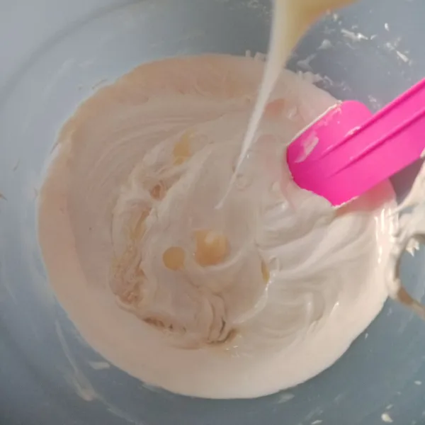 Masukkan tepung terigu dan susu bubuk lalu kocok dengan mixer kecepatan rendah hingga tercampur rata.