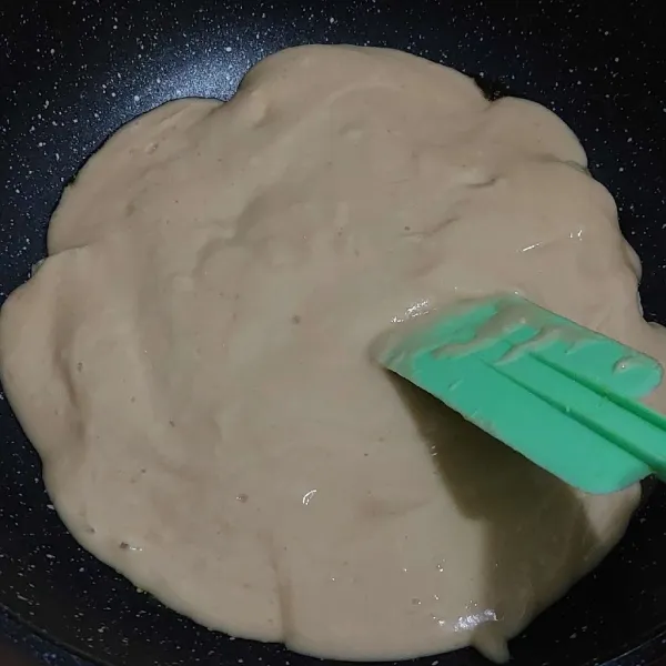 Tuang adonan di ke wajan berisi pisang.