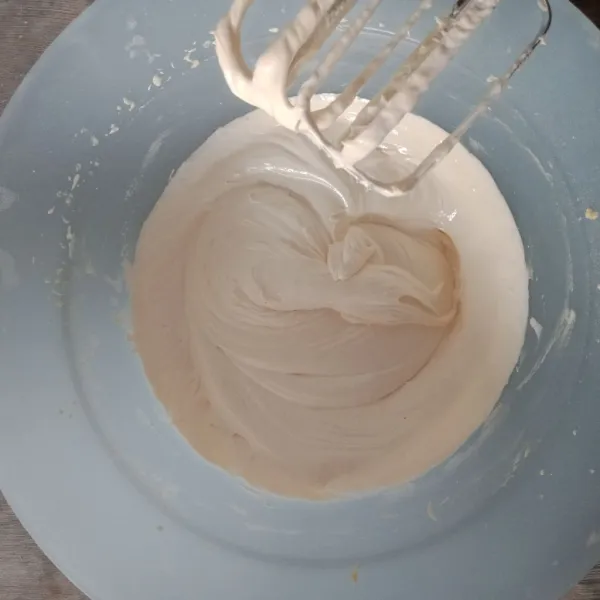 Kocok telur, gula, dan sp hingga kental berjejak.