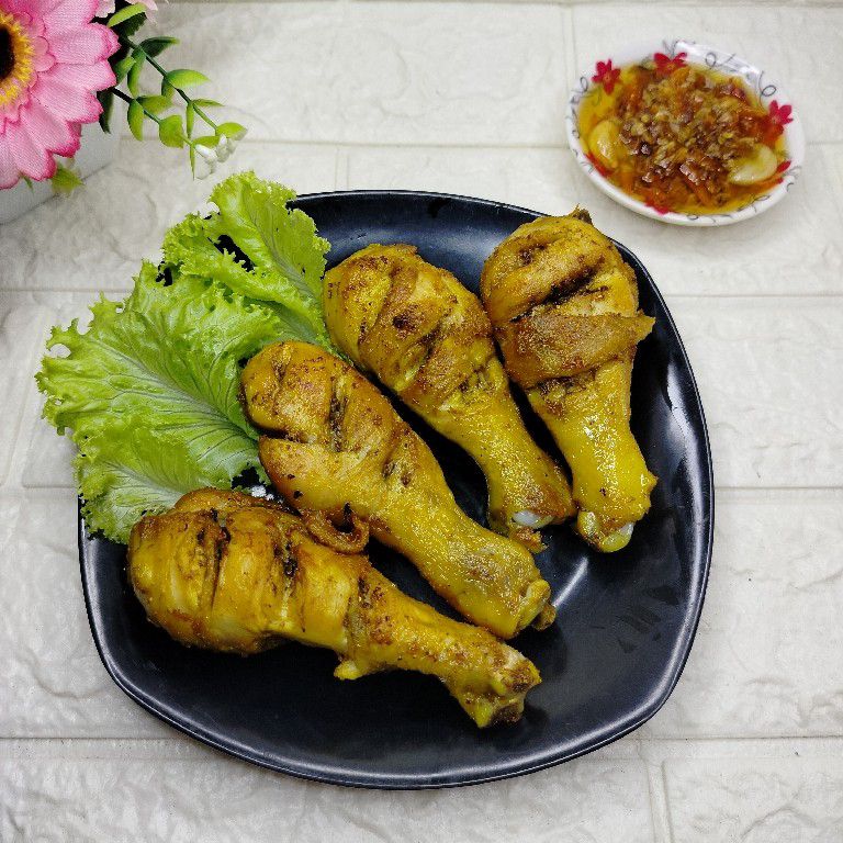 Ayam goreng kipas yang menggugah selera dengan sambal bawang yang segar