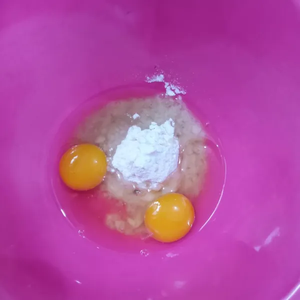 Masukkan telur dan gula kastor dalam wadah.