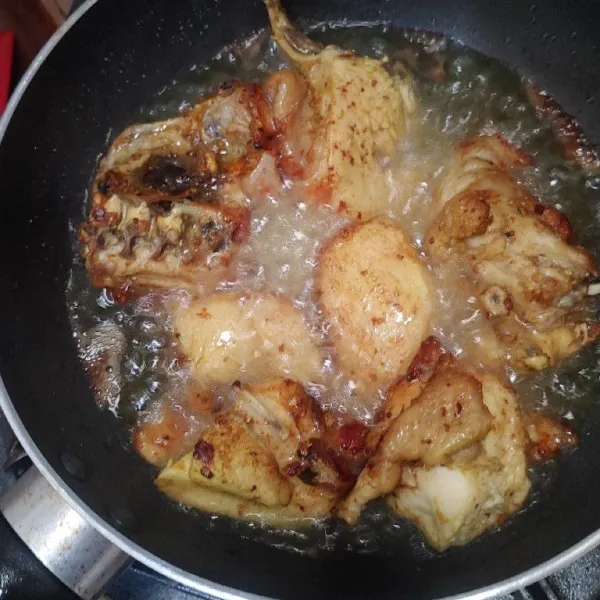 Panaskan minyak dan goreng ayam sampai matang berubah warna keemasan, angkat dan tiriskan.
