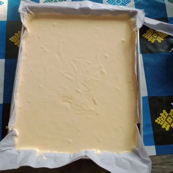 Masukkan adonan ke dalam loyang yang sudah dialasi baking paper.