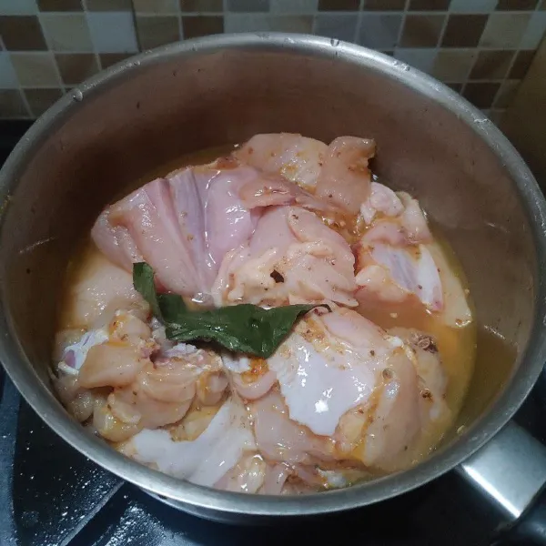 Tambahkan air secukupnya, lalu ungkep ayam sampai matang.