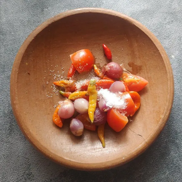 Pindahkan ke dalam layah. Bumbui dengan garam, penyedap, dan gula pasir. Ulek sambal sampai halus dan sajikan dengan ayam goreng serta pelengkap lainnya.