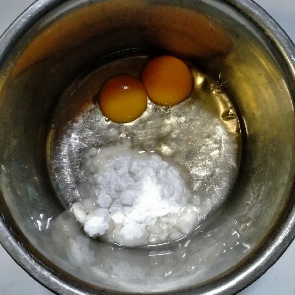 Masukkan telur dan gula halus dalam satu wadah. Mixer dengan kecepatan tinggi hingga mengembang.