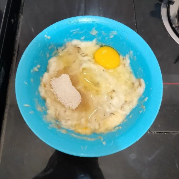 Tambahkan telur dan gula pasir. Aduk hingga tercampur rata.