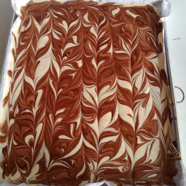 Masukkan oven dan panggang dengan suhu 200 C selama 15 menit atau disesuaikan dengan oven masing-masing. Cek bolu dengan cara ditusuk, bila sudah tidak ada adonan yang menempel berarti sudah matang. Angkat dan dinginkan.