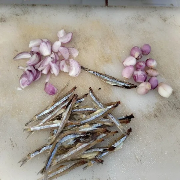 Bersihkan bada balang, iris bawang merah