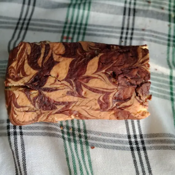 Keluarkan kue, balik dan beri selai kemudian gulung. Potong-potong dan sajikan.