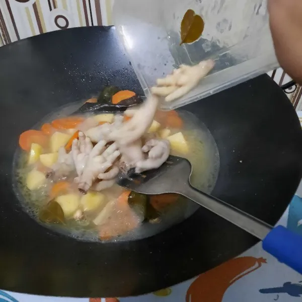 Terakhir masukkan ceker yang sudah direbus. tambahkan garam dan kaldu bubuk. sop ceker siap dihidangkan.
