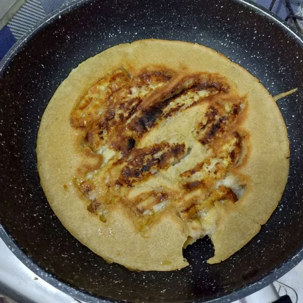 Setelah bagian bawah kecoklatan, balik, masak lagi hingga matang.
