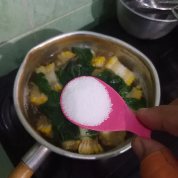 Bumbui garam, gula dan penyedap rasa.