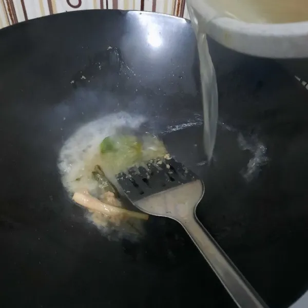 Kemudian tambahkan air kaldu sisa merebus ceker tadi. Masak hingga mendidih.