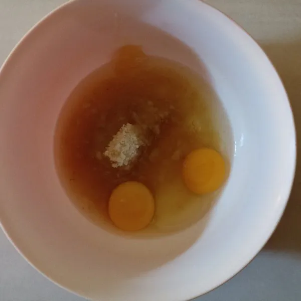 Dalam wadah campur telur, gula, sp, dan garan. Mixer dengan kecepatan tinggi sampai putih mengembang kental berjejak.