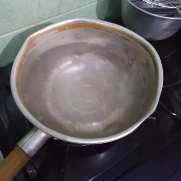 Didihkan air di panci.