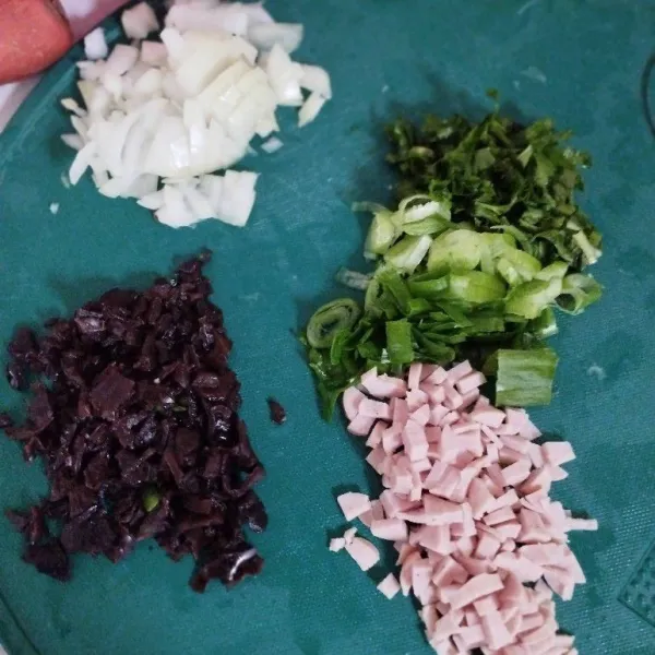 Cincang bawang bombay, bawang putih, jamur kuping, sosis dan juga daun bawang. Sisihkan.