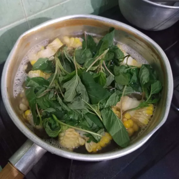 Setelah jagung ¾ matang masukkan bayam.