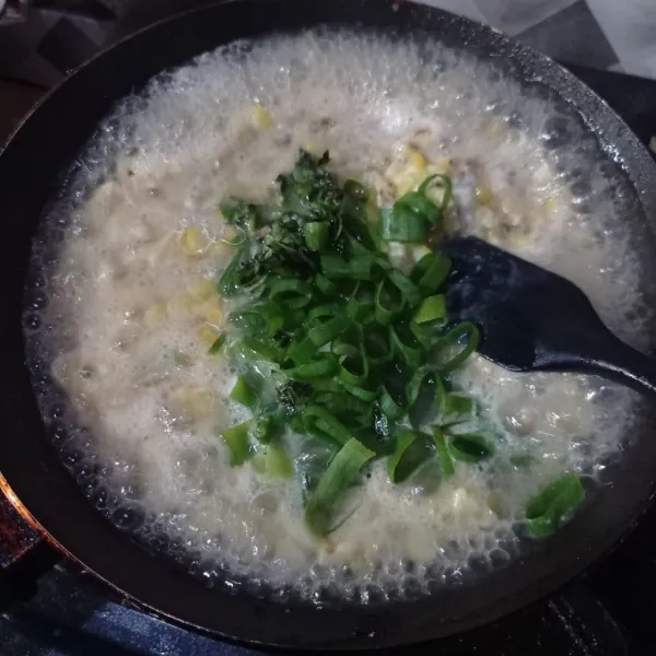 Masukkan telur kocok lepas, daun bawang, dan seledri, aduk rata masak sebentar saja