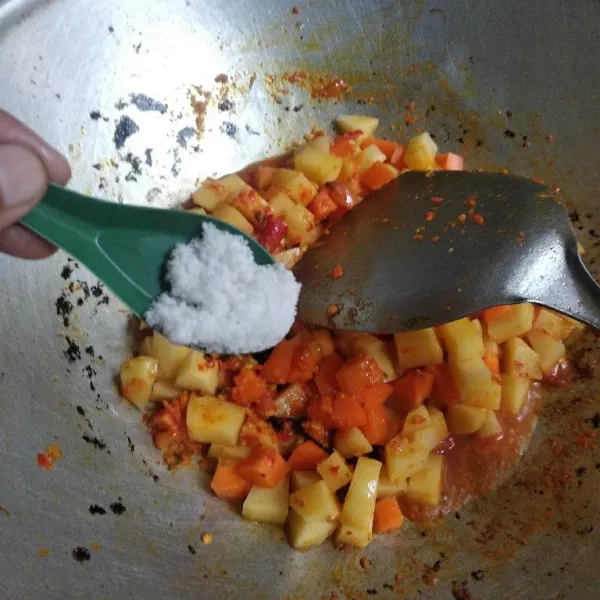 Masukkan kentang dan wortel, tambahkan air. Masukkan garam, gula, dan kaldu bubuk. Masak sampai matang dan bumbu meresap.