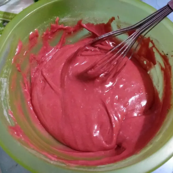Masukkan tepung terigu, baking powder, dan cocoa powder. Kocok sampai halus. Diamkan 30 menit.