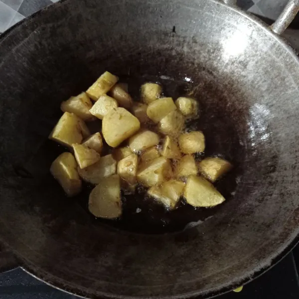 Potong kecil kentang, lalu goreng sampai matang dan empuk, tiriskan
