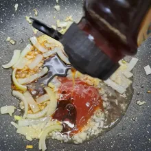 Masukkan air, saos tomat, kecap manis dan madu. Aduk sampai rata sambil koreksi rasa sesuai selera.