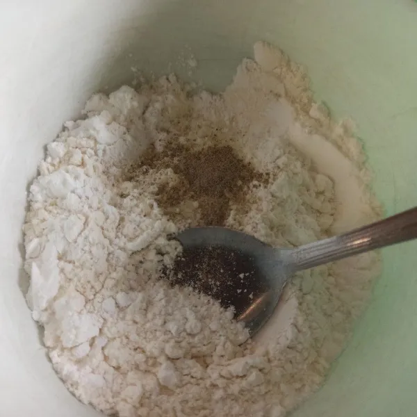 Campur tepung terigu, tepung beras, dan tepung maizena jadi satu. Tambahkan garam, kaldu bubuk, dan lada bubuk, aduk hingga tercampur rata.
