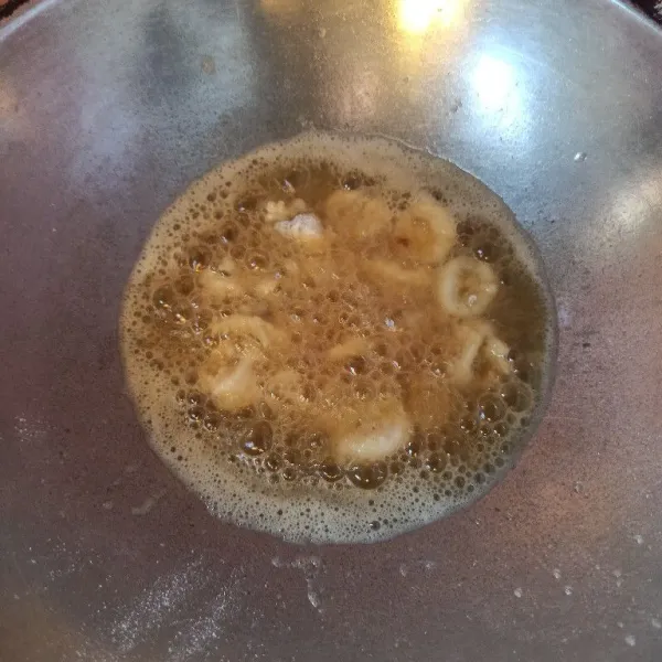Masukkan cumi ke dalam minyak yang sudah dipanaskan dan goreng hingga matang.